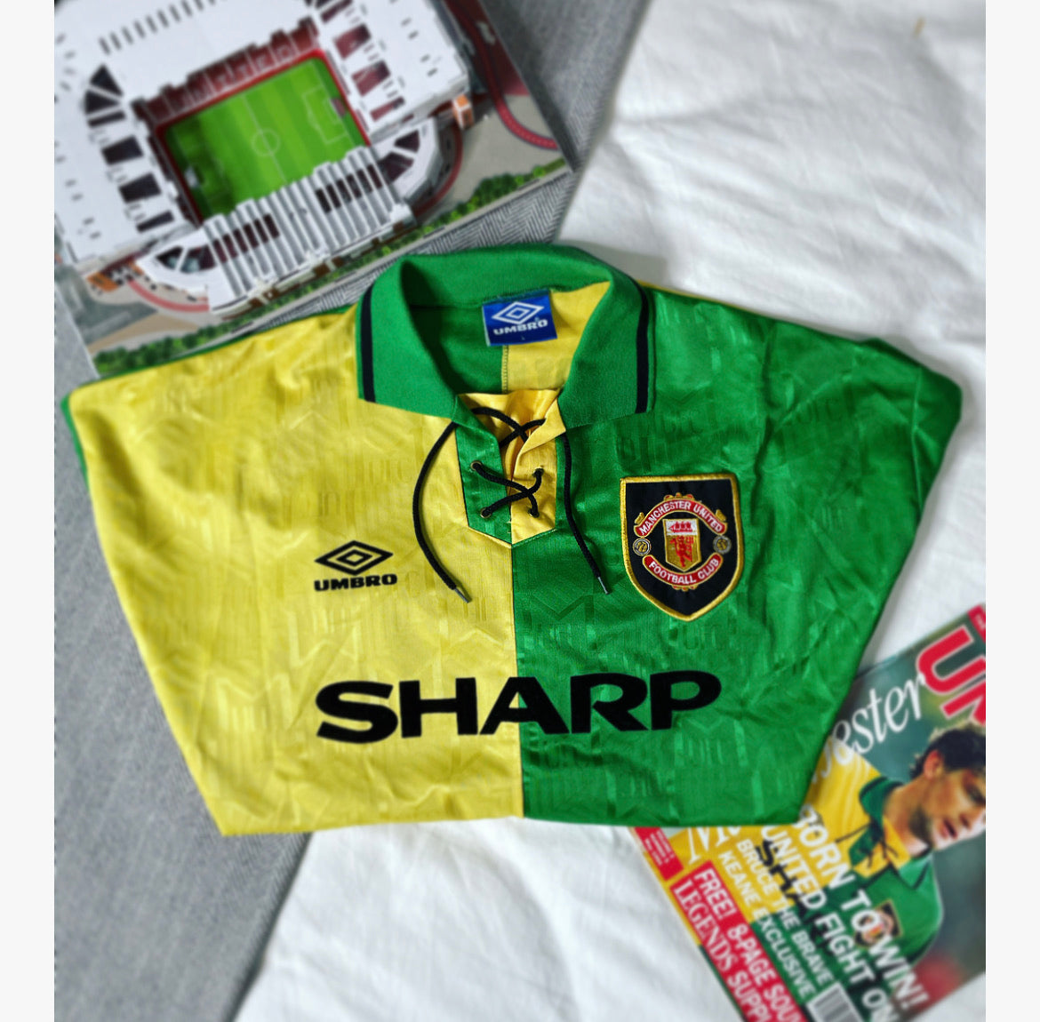 Manchester united green discount and gold jersey